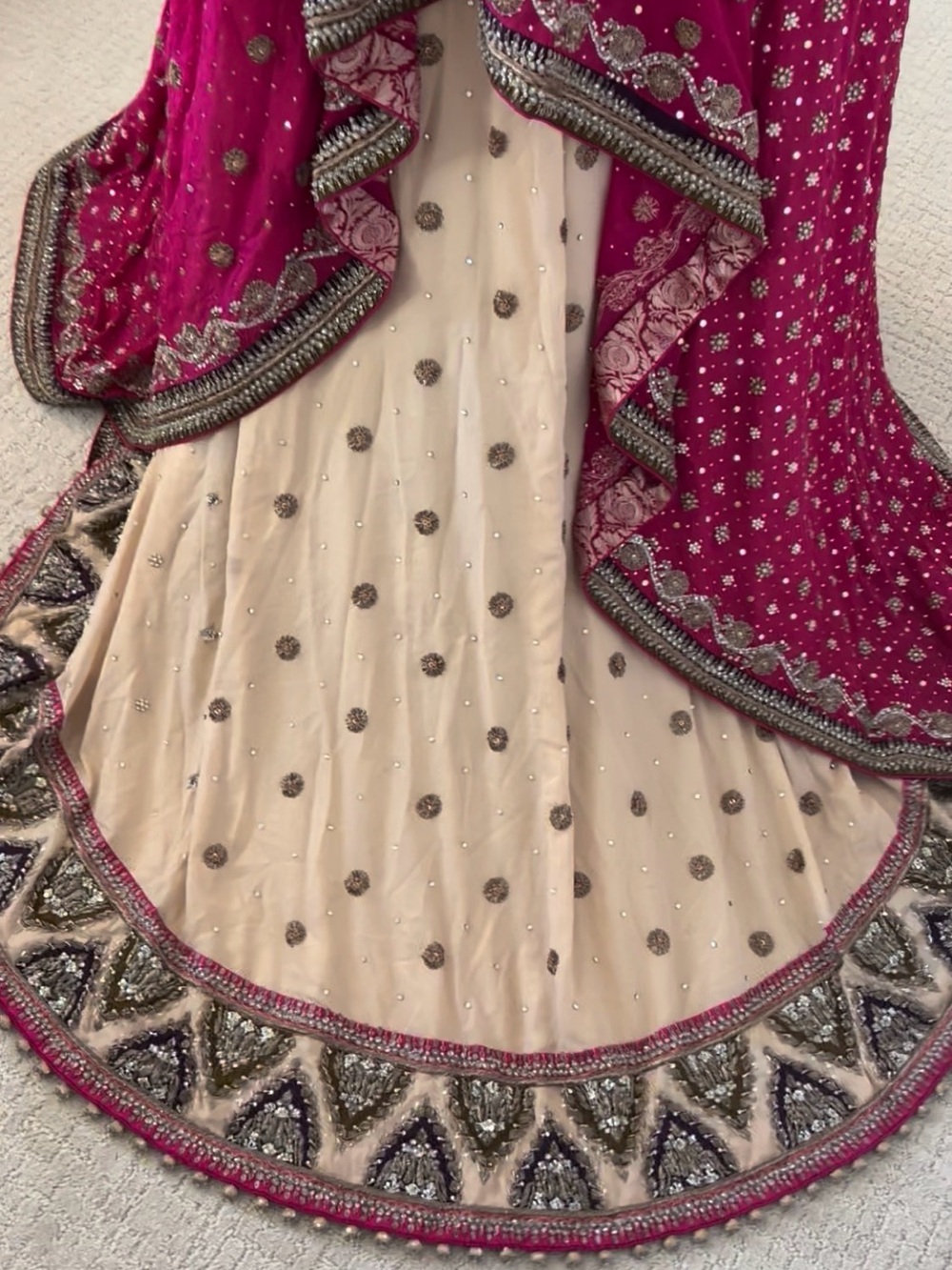 Luxurious embroidery brand new wedding dress ..